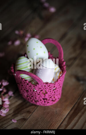 Decorato uovo in un cestello Foto Stock