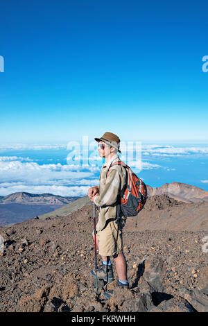 Escursionista vicino alla sommità del vulcano Teide (3718 metri sopra il livello del mare). Cratere sullo sfondo è chiamato Pico Viejo. Foto Stock