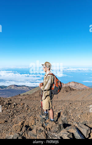 Escursionista vicino alla sommità del vulcano Teide (3718 metri sopra il livello del mare). Cratere sullo sfondo è chiamato Pico Viejo. Foto Stock