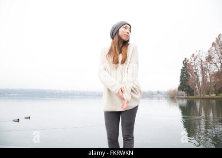 Donna Giapponese in piedi vicino al lago Foto Stock