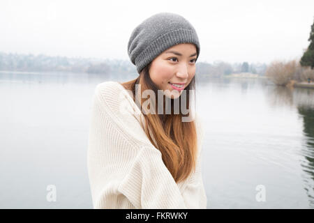 Donna Giapponese in piedi vicino al lago Foto Stock