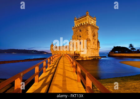 Il portogallo Lisbona: torre monumentale di Belém di notte Foto Stock