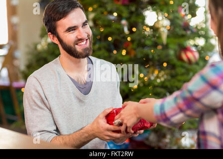 Coppia ispanica lo scambio di regali di Natale Foto Stock