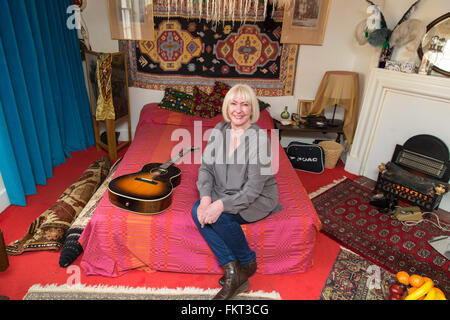 Kathy Etchingham, fidanzata di Jimi Hendrix che visse nel piatto con lui nel 1968-69, in posa sul letto a ricreato mostra camera dotata di: Kathy Etchingham dove: Londra, Regno Unito quando: 08 Feb 2016 Foto Stock