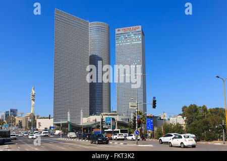 Tel Aviv Hashalom della giunzione centrale con il traffico e i 3 edifici Azrieli, un noto punto di riferimento nel centro di Tel Aviv Foto Stock