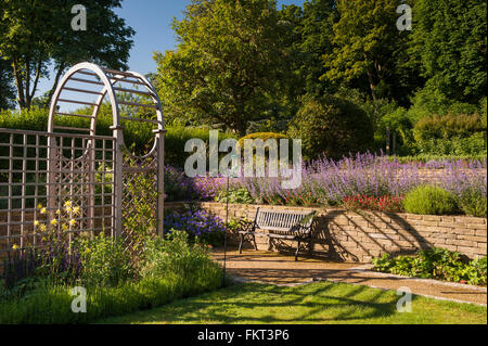 Tunnel arbour e nella bella, progettato e paesaggistici, tradizionale giardino, Burley in Wharfedale, West Yorkshire, Inghilterra - in estate. Foto Stock