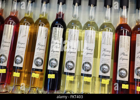 Selezione di bottiglie di liquore su uno scaffale di supermercato Foto stock  - Alamy