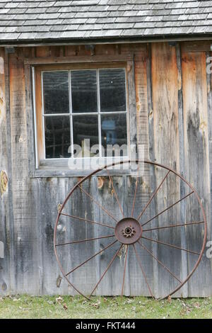 Ruota sul lato della vecchia casa Foto Stock