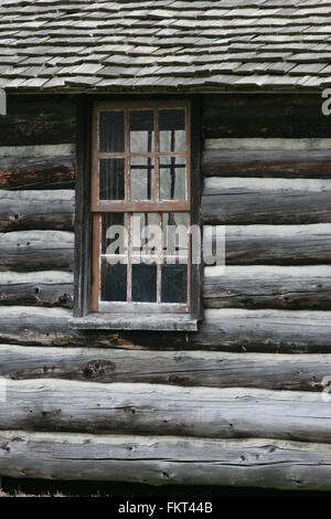 Vecchia finestra sulla vecchia casa Foto Stock