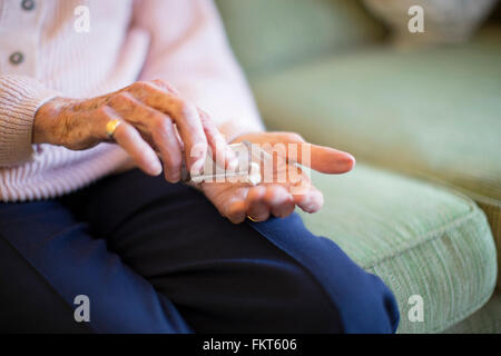 I vecchi donna caucasica holding farmaco Foto Stock