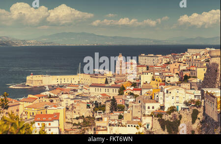 Paesaggio della parte vecchia della città di Gaeta in estate, Italia. Annata calda tonalità foto filtro, vecchio stile di effetto Foto Stock