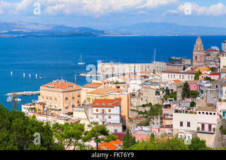 Paesaggio della parte vecchia della città di Gaeta in estate, Italia Foto Stock