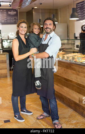 Famiglia caucasica i proprietari di affari sorridente in cafe Foto Stock