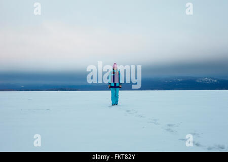 Caucasian ragazza adolescente a piedi nella neve Foto Stock