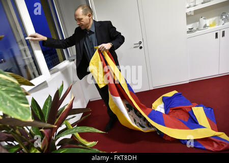 Karlovy Vary, Repubblica Ceca. Decimo Mar, 2016. Sindaco della città di Karlovy Vary Petr Kulhanek vola Tibetian bandiera dalla finestra per contrassegnare la Giornata Mondiale del Tibet a Karlovy Vary Repubblica Ceca, 10 marzo 2016. © Slavomir Kubes/CTK foto/Alamy Live News Foto Stock