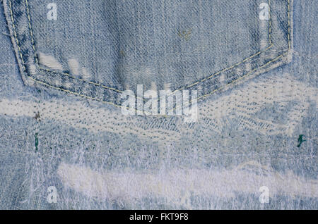 Sbiadito blu jeans strappati ,close up Foto Stock