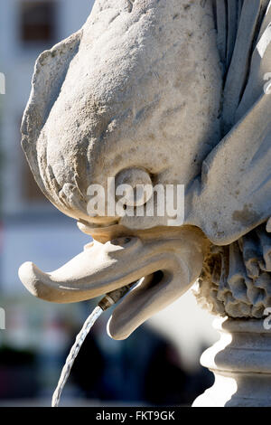 Dettaglio della fontana nella piazza del mercato, Dudley, West Midlands, England, Regno Unito Foto Stock