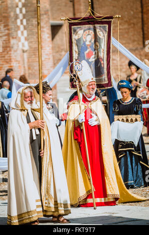 Asti, Italia - 16 Settembre 2012:: Vescovo medievale, durante la rievocazione storica del Palio di Asti in Piemonte, Italia. Foto Stock