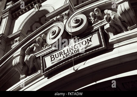 Lavori ornamentali in pietra sopra la porta di ingresso a Burlington Arcade, Piccadilly, City of Westminster, Londra, Inghilterra, Regno Unito Foto Stock