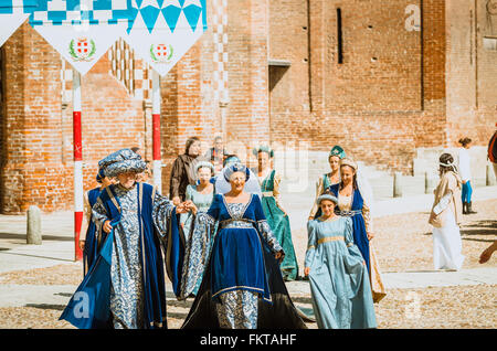 Asti, Italia - 16 Settembre 2012: coppia di alti notabili in costumi medievali in corteo storico il giorno del Palio in un Foto Stock