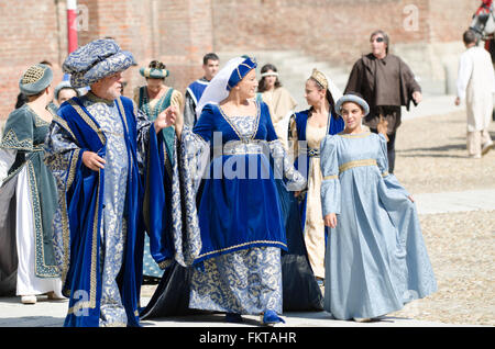 Asti, Italia - 16 Settembre 2012: coppia di alti notabili in costumi medievali in corteo storico il giorno del Palio in un Foto Stock