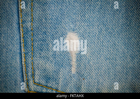 Sbiadito blu jeans strappati, close up Foto Stock