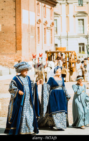 Asti, Italia - 16 Settembre 2012: famiglia di nobili in costume medievale in corteo storico il giorno del Palio di Asti, Foto Stock