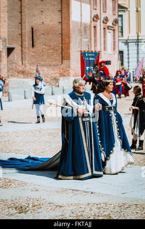 Asti, Italia - 16 Settembre 2012: coppia di alti notabili in costumi medievali in corteo storico il giorno del Palio in un Foto Stock