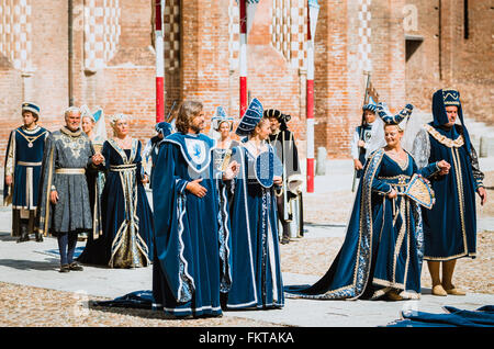 Asti, Italia - 16 Settembre 2012: coppia di alti notabili in costumi medievali in corteo storico il giorno del Palio in un Foto Stock