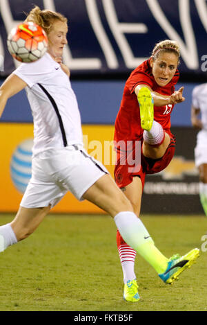 Boca Raton, Florida USA. 09Mar, 2016. Anja Mittag (R) di Germania spara ma manca solo come Becky Sauerbrunn (L) degli Stati Uniti d'America difende nel primo semestre durante il crede Cup al FAU Stadium in Boca Raton, Florida USA, 09 marzo 2016. Foto: Joe Skipper/dpa/Alamy Live News Foto Stock