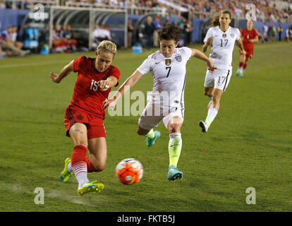 Boca Raton, Florida USA. 09Mar, 2016. Anna Blaesse (L) di Germania dà dei calci alla sfera come Meghan Klingenberg (C) e Tobin Heath (R) difendere durante la crede Cup al FAU Stadium in Boca Raton, Florida USA, 09 marzo 2016. Foto: Joe Skipper/dpa/Alamy Live News Foto Stock