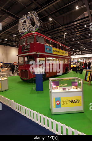 La Corgi stand al 2016 London Classic Car Show, celebrando il loro 60 anni di attività di produzione di automobili di modello Foto Stock