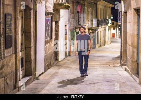 Uomo maturo camminando lungo la strada, Vigo, Spagna Foto Stock