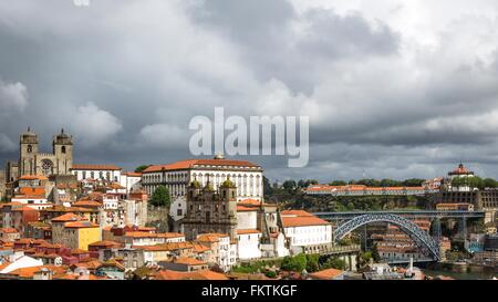 Cityscape, compresi Dom Luis I Bridge, Porto Cattedrale e Igreja dos Grilos, Porto, Portogallo Foto Stock