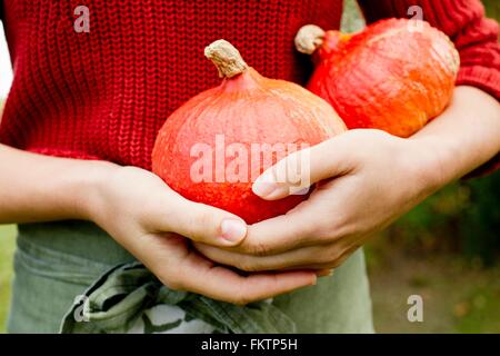 Donna che mantiene homegrown squash Foto Stock