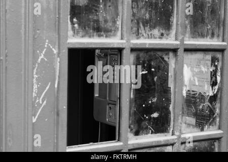 Vandalismo, Londra, Regno Unito (bianco e nero) Foto Stock