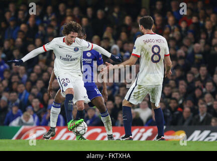 Adrien Rabiot del Paris Saint Germain (25) sulla sfera durante la UEFA Champions League round di 16 match tra Chelsea e Paris Saint-Germain a Stamford Bridge di Londra. Il 9 marzo 2016. Arron Gent / Immagini teleobiettivo +44 7967 642437 Foto Stock