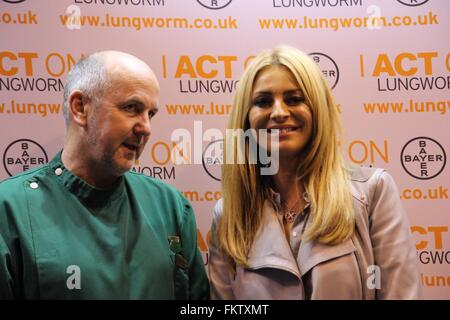 Birmingham, Regno Unito. Il 10 marzo 2016. NEC di Birmingham. Tess Daly fa la sua comparsa al Crufts per aiutare evidenziando la minaccia di lungworm nei cani. "Tess Daly è sostenere " Essere Lungworm consapevole' per aumentare la consapevolezza dell'lungworm parassita che può essere fatale per i cani. Parlare con il tuo veterinario circa i rischi di lungworm e scoprire se il suo nella vostra zona a www.lungworm.co.uk Unisciti alla conversazione sul "suo una giungla là fuori pagina facebook. Credito: Jon Freeman/Alamy Live News Foto Stock