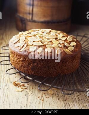 Pane appena sfornato mandorla torta di frutta su vintage raffreddamento per rack Foto Stock