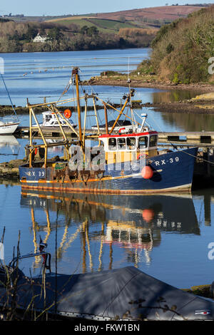 Trawler rx 39 nascosto in testa Galmpton Creek a Dartside Quay, fino fiume da Dartmouth.river dart, Foto Stock