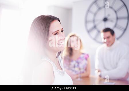 Tre giovani felici amici adulti in cucina Foto Stock