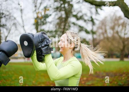 Femmina formazione boxer in posizione di parcheggio Foto Stock