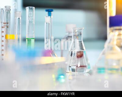 Apparecchio scientifico e vetreria sul banco da laboratorio in attesa di esperimento Foto Stock