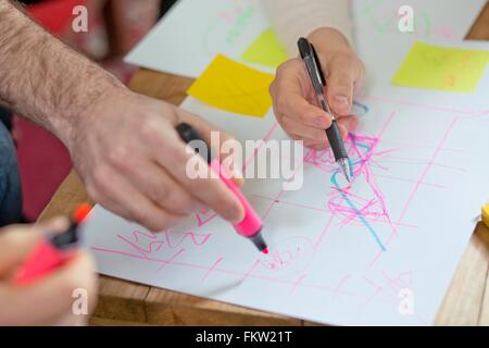 Persone che scrivono su carta Foto Stock