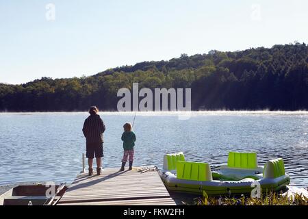 I bambini la pesca sul molo dal lago, New Milford, Pennsylvania, USA Foto Stock