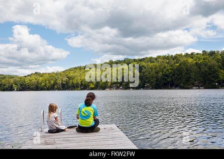 I bambini la pesca sul molo dal lago, New Milford, Pennsylvania, USA Foto Stock