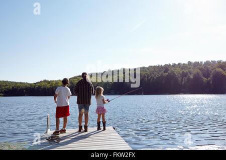 I bambini la pesca sul molo dal lago, New Milford, Pennsylvania, USA Foto Stock