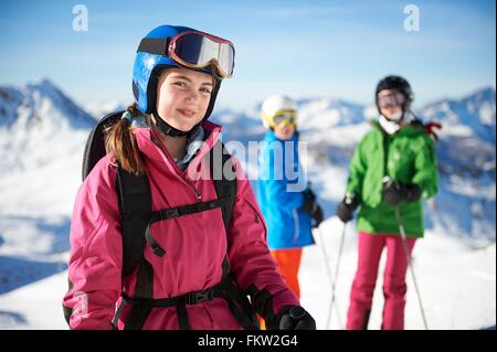 Giovani sciatori sul viaggio di sci, Les Arcs, Villaroger, Savoie, Francia Foto Stock