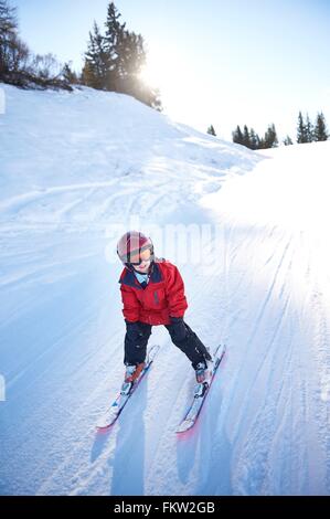 Giovane sciatore in discesa Foto Stock