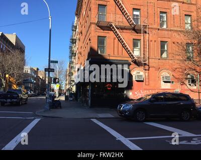 Brooklyn, New York, Stati Uniti d'America. 02Mar, 2016. Il Bagel Store in Brooklyn, New York, USA, 02 marzo 2016. Il Bagel Store vende un 'Rainbow bagel, ' una pasta colorata che è caratterizzato dalla sua leggermente dolce sapore. Foto: CHRISTINA HORSTEN/dpa/Alamy Live News Foto Stock